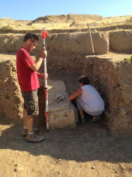 Los arqueólogos descubren un ara romana en el yacimiento musulmán de Alcalá la Vieja (Madrid)
