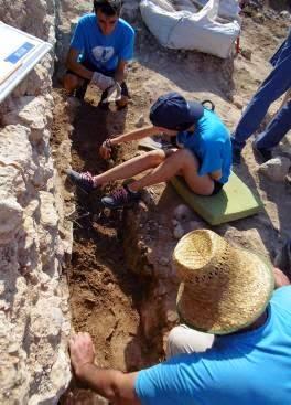 Descubren una tumba paleocristiana intacta en el yacimiento de Banys de la Reina, en Calpe (Alicante)