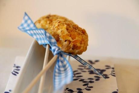 receta: piruletas de queso de cabra con datiles y cobertura de kikos