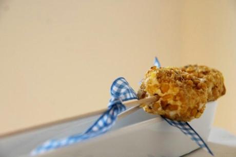 receta: piruletas de queso de cabra con datiles y cobertura de kikos