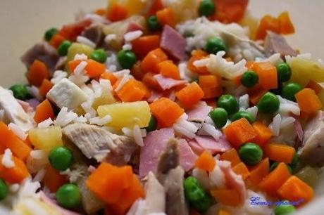 Ensalada de arroz, piña y pollo con salsa de yogur