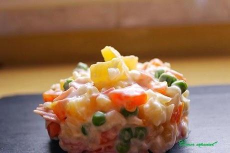 Ensalada de arroz, piña y pollo con salsa de yogur