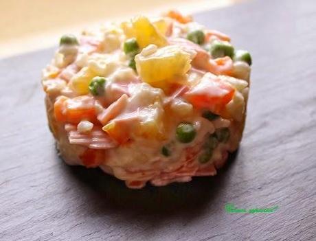 Ensalada de arroz, piña y pollo con salsa de yogur