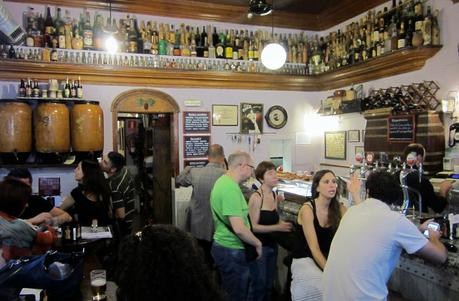 CONVERSACIÓN EN UN BAR, EN CUALQUIER PARTE DE ESPAÑA…