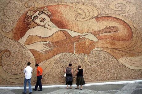 Mosaico de tapones de corcho de Saimir Strati en el hotel Sheraton Tirana