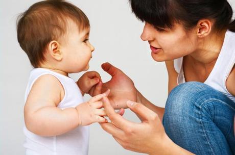 Responder positivamente al balbuceo de tu bebé podría acelerar su desarrollo de lenguaje