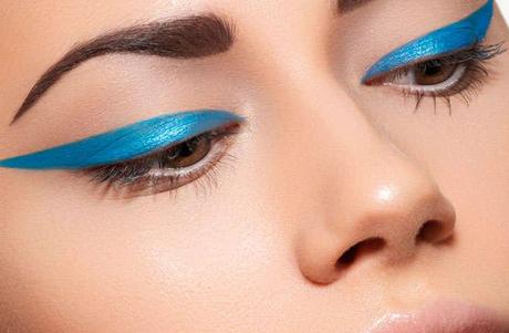 Eyesliner azul la tendencia del maquillaje 