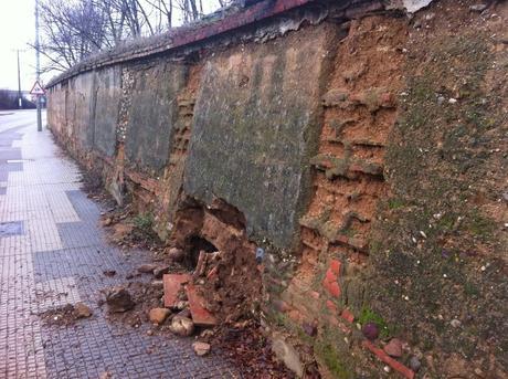 Se cae el muro de la harinera Santiago Alfageme e Hijos Muro carretera Alfageme