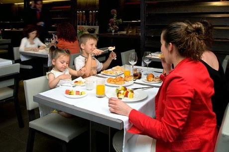CADA VEZ SON MÁS LOS RESTAURANTES QUE PROHIBEN LA ENTRADA A NIÑOS. ¿ESTAS DE ACUERDO CON ESTA MEDIDA, O TE PARECE IMPOPULAR?