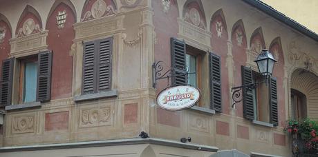 Artísticos frescos en cualquier fachada. Algo muy corriente aquí.