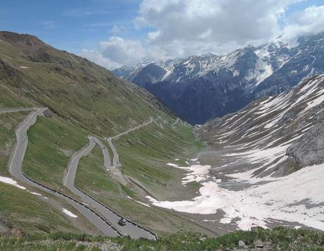 Bajada desde Stelvio hacia la vertiente norte.