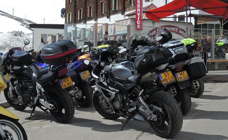 El puerto del Stelvio, una permanente exposición de motos.