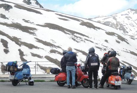 Cinco moteros alemanes haciendo turismo en Vespa.