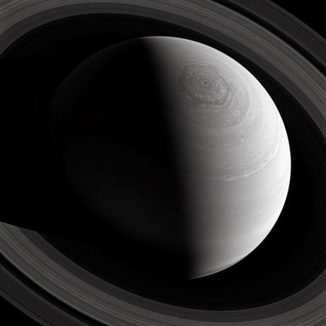 La NASA capta una impresionante imagen del extraño vórtice hexagonal en Saturno La NASA capta una impresionante imagen del extraño vórtice hexagonal en Saturno