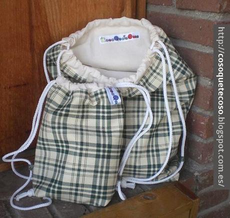 Dos mochilas de cuadros