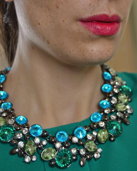 Collar Zarachin de Aliexpress, clon de Zara verde y azul