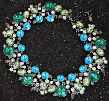 Collar Zarachin de Aliexpress, clon de Zara verde y azul