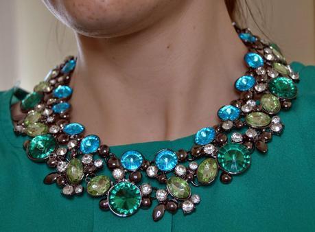 Collar Zarachin de Aliexpress, clon de Zara verde y azul