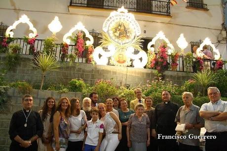 El párroco de Cantillana bendijo anoche la decoración remodelada de la Cuesta del Reloj