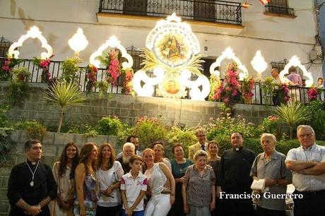 El párroco de Cantillana bendijo anoche la decoración remodelada de la Cuesta del Reloj