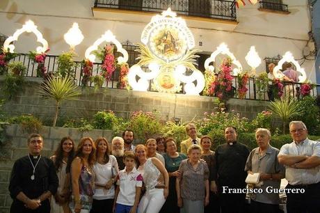 El párroco de Cantillana bendijo anoche la decoración remodelada de la Cuesta del Reloj