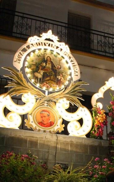 El párroco de Cantillana bendijo anoche la decoración remodelada de la Cuesta del Reloj