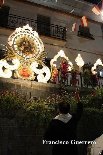 El párroco de Cantillana bendijo anoche la decoración remodelada de la Cuesta del Reloj