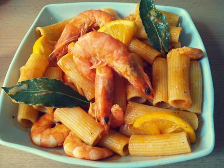 Pasta con gambas y naranja