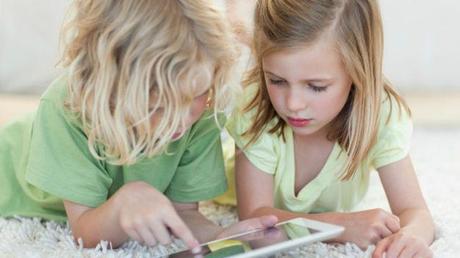 ¿Es bueno que los niños utilicen tabletas y móviles?