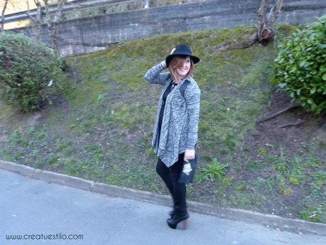 Look (premama o embarazada) total look black y chaqueta gris jaspeada de Sabochi Premamá