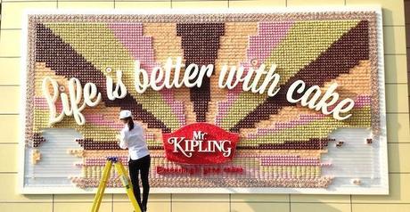 Mr Kipling crea el cartel publicitario más dulce del mundo en Londres.