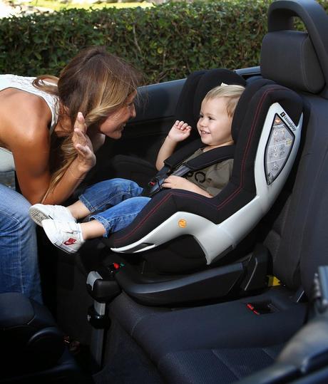 Niño sentado sillita coche.