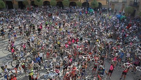 Centenares de cicloturistas posan en Falces con sus bicicletas en alto.