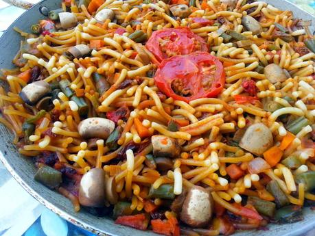 Fideua de verduras vegana