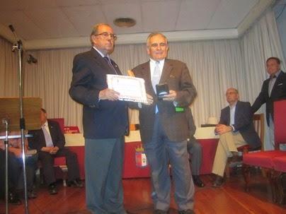 El Dr. Domingo Henares galardonado por su libro 