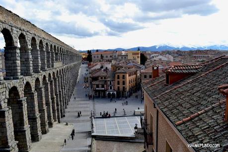 El acueducto escolta a la ciudad de Segovia