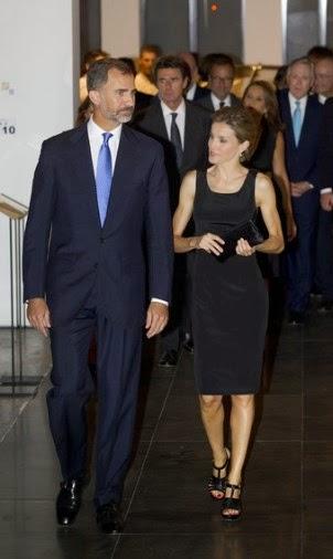 Dña. Letizia  en blanco y en negro con espalda transparente. Elige el look