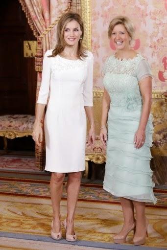 Dña. Letizia  en blanco y en negro con espalda transparente. Elige el look