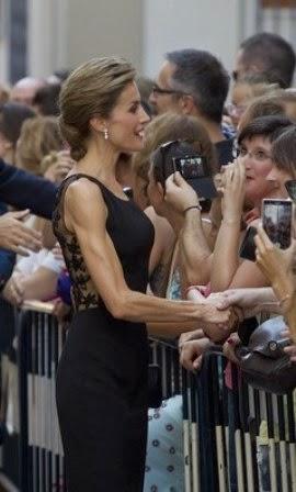 Dña. Letizia  en blanco y en negro con espalda transparente. Elige el look