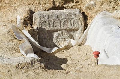 Descubierta una tumba visigoda con estela y ara romana en Boadilla del Monte (Madrid)