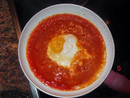 HUEVO FRITO EN TOMATE CASERO