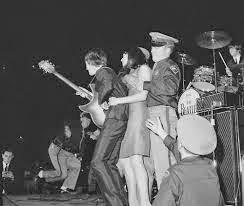 50 años: 28 Ago. 1964 - Forest Hills Tennis Stadium - Forest Hill, Nueva YorkLos Beatles conocen a Bob Dylan y algo más