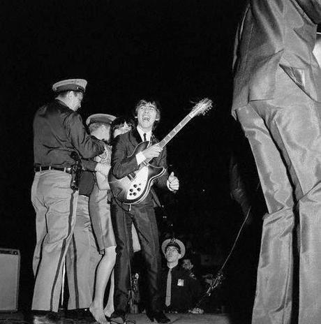 50 años: 28 Ago. 1964 - Forest Hills Tennis Stadium - Forest Hill, Nueva YorkLos Beatles conocen a Bob Dylan y algo más