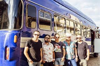 Love of Lesbian homenajean al 'Bienvenido Mr Marshall' de Berlanga con una minigira por pueblos