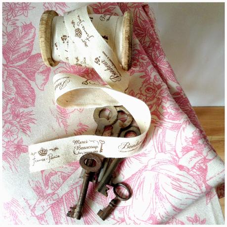 DIY: unos cuadritos con retales y llaves antiguas