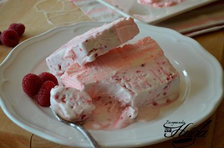 Cucharada de helado de frambuesa