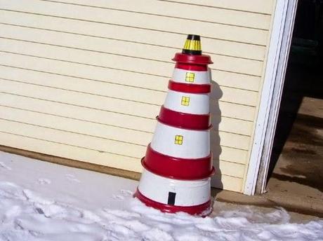 FARO HECHO DE MACETAS DE JARDINERÍA PARA DECORACION