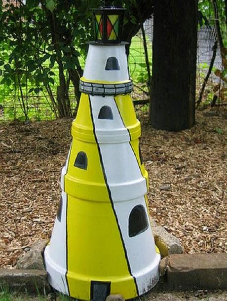 FARO HECHO DE MACETAS DE JARDINERÍA PARA DECORACION