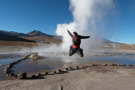 Saltando en los géiseres del Tatio