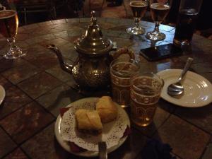 dulces típicos árabe con té marroquí